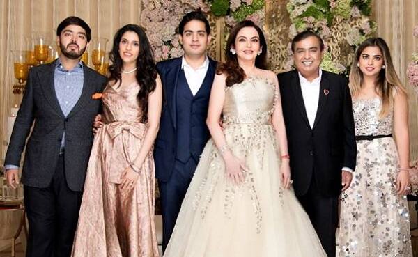 30મી જૂનના રોજ આકાશ અંબાણી અને શ્લોક મહેતાની સગાઈ થઇ હતી. પુત્રની સગાઈના લગ્નની ખુશીમાં એક શાનદાર પાર્ટીનું પણ આયોજન કરવામાં આવ્યું હતું.