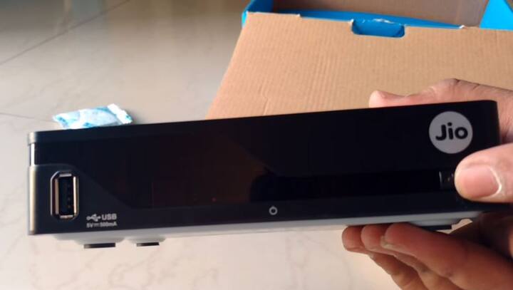 જિયો ગીગાફાઈબર માટે 15 ઓગસ્ટથી રજિસ્ટ્રેશન શરૂ થશે. લોકો આ માટે જિયોની સત્તાવાર વેબસાઇટ કે માયજિયો એપ પર જઈને રજિસ્ટ્રેશન કરાવી શકશે. જ્યાં સૌથી વધારે રજિસ્ટ્રેશન થશે ત્યાં લોકોને સૌથી પહેલા કનેકશન આપવામાં આવશે.