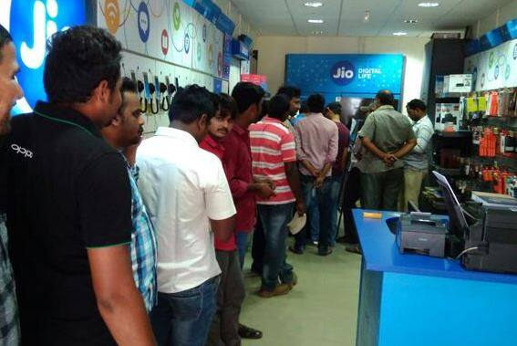 ગ્રાહકોને એક જ કનેકશનથી બ્રોડબેન્ડ ઈન્ટરનેટ, ડીટીએચ અને લેન્ડલાઈન ફોનની સુવિધા મળશે. જોકે રજિસ્ટ્રેશન માટે એક વખત ડિવાઇસ લગાવવાના 4500 રૂપિયા ખર્ચ કરવા પડશે.