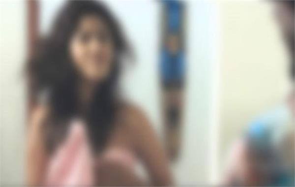 પોલીસે જણાવ્યું કે, એક્ટ્રેસ ભોજપુરી ફિલ્મોમાં કામ કરવાની સાથે મુંબઇમાં મોડલિંગ કરતી હતી. કેટલાક દિવસો અગાઉ રાધિકા જૈન નામની એક યુવતીને તેને ફ્રેન્ડ રિકવેસ્ટ આવી હતી જેને તેણે એક્સેપ્ટ કરી લીધી હતી અને બંન્ને વચ્ચે વાતચીત થવા લાગી હતી. થોડા દિવસો બાદ રવિ એક્ટ્રેસને અશ્લિલ મેસેજ અને તસવીરો મોકલવા લાગ્યો હતો. જેનાથી પરેશાન થઇને એક્ટ્રેસે ફરિયાદ કરી હતી. 