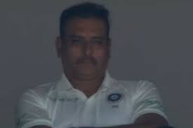  રવિ શાસ્ત્રી જેવા જ ટીવીમાં ઉંઘતા ઝડપાયા કે તરત જ હરભજને કહ્યું, “રવિ શાસ્ત્રી અહીં ઉંઘી રહ્યા છે. ઉઠો રવિ” હરભજનના આટલું કહેવા પર તેની નજીક બેઠેલા કોમેન્ટેટર હસવા લાગ્યા હતા.