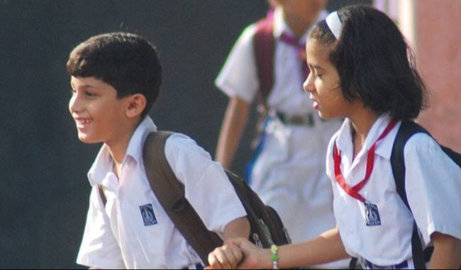 31 જુલાઈના રોજ ફી કમિટી સમક્ષ દરખાસ્ત કરવાની મુદ્દત પૂર્ણ થતી હોઈ છેલ્લા દિવસે સ્કૂલોનો ધસારો કચેરીઓમાં જોવા મળ્યો હતો. અમદાવાદ ઝોનમાં 10 જિલ્લાઓનો સમાવેશ થાય છે અને તેમાં 171 સ્કૂલોની એફીડેવીટ અથવા દરખાસ્ત બાકી હતી. જેથી છેલ્લા દિવસે જિલ્લાઓની કચેરીઓમાં દરખાસ્ત અને એફીડેવીટ માટે સ્કૂલો દોડી આવી હતી.