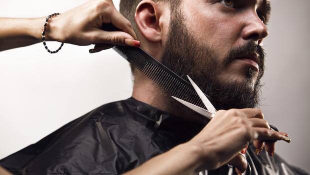 ઝફરુદ્દીને કહ્યું કે, તેને જબરદસ્તી કરતા અસામાજિક તત્વોને સમજાવવાની પણ કોશિશ કરી, તેમને કહ્યું કે, ''અમે મુસ્લિમ છીએ અને અમે દાઢી નથી કપાવતા. તો પણ તેઓ માન્યા નહીં, મારામારી કરીને દાઢી કરાવી દીધી.'' યુવકે ગુરુગ્રામના સેક્ટર 37 પોલીસ સ્ટેશનમાં આ ઘટનાની ફરિયાદ કરવામાં આવી છે. તેના આધારે પોલીસ તપાસ કરી રહી છે.