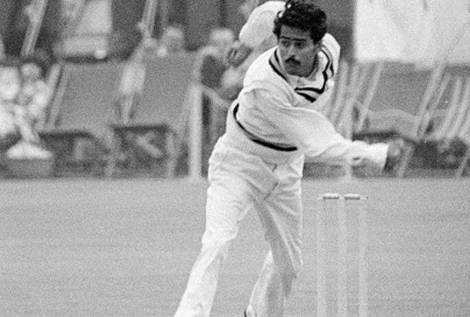 1976માં ન્યૂઝિલેન્ડ સામેની ટેસ્ટ સીરિઝમાં પ્રથમ ટેસ્ટના પ્રથમ દિવસે ભારતીય સ્પિનર ભગવત ચંદ્રશેખરે 30 ઓવરમાં 94 રન આપી 6 વિકેટ લીધી હતી.
