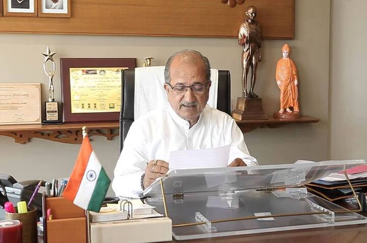 ધોળકા તાલુકાના સરોડા સ્થિત રાય યુનિવર્સિટીને મંજૂરી છે, પણ યુનિવર્સિટીમાં ચાલતા બીએસસી એગ્રીકલ્ચર અભ્યાસક્રમમાં પ્રવેશ મેળવનાર 488 વિદ્યાર્થીને રાજયની તમામ સરકારી કૃષિ યુનિવર્સિટીમાં એમએસસી એગીકલ્ચરમાં પ્રવેશ માટે અમાન્ય ઠર્યા છે. તેઓને દાંતીવાડા, જુનાગઢ, આણંદ અને નવસારી સહિતની સરકારી એગ્રિકલ્ચર યુનિવર્સિટીઓ એવું કહે છે કે આપ અમારી એન્ટ્રન્સ એક્ઝામ આપી નહીં શકો. આપનો કોર્સ જ માન્ય નથી.