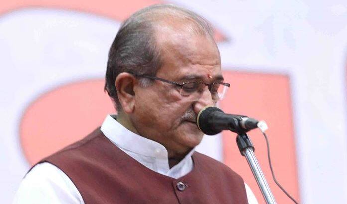 ખાનગી યુનિવર્સિટી બિલ-2009 હેઠળ વિધાનસભામાં રાય યુનિવર્સિટીને માન્યતા આપી છે. જે તે વખતે ભાજપ સરકારમાં રમણલાલ વોરા રાજ્યના શિક્ષણમંત્રી હતા. જો યુનિવર્સિટીમાં ચાલતા કોર્સની માન્યતા જ નથી તો યુનિવર્સિટીને માન્યતા કેવી રીતે મળી એ એક પ્રશ્નાર્થ છે. આ ડિગ્રી કૌભાંડ પહેલા 2016માં અમદાવાદના જાગૃત નાગરિક તરીકે હાર્દિક નાગરે RTI હેઠળ ઇન્ડિયન કાઉન્સીલ ઓફ એગ્રિકલ્ચર રિર્સચને પણ બીએસસી એગ્રિકલ્ચરની ડિગ્રી વિશે પ્રશ્નાર્થ કર્યો હતો. પરંતુ આ ડિગ્રીને લઇ હાલના શિક્ષણમંત્રી સહિત તમામને વિદ્યાર્થીઓના અદ્ધરતાલ રહેલા ભવિષ્યની કોઈ પડી જ નથી.