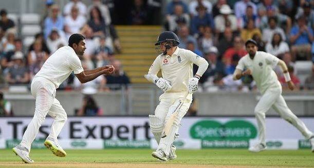 આ વખતે નોન સ્ટ્રાઇકર પર ઈંગ્લેન્ડનો 20 વર્ષીય યુવા ક્રિકેટર સેમ કુરેન હતો. બોલને તેની તરફ આવતો જોઈને વચ્ચે આવવાના બદલે તે ખસી ગયો હતો. જેના કારણે અશ્વિન માટે કેચ સરળ થઈ ગયો હતો.