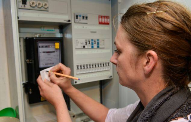 અમદાવાદઃ ગુજરાતમાં વીજ સેવા આપતી સરકારી અને ખાનગી કંપનીઓ ભાવ વધારા અને ઘટાડાને લઇને હંમેશા ચર્ચામાં રહે છે. એકબાજુ સમાચાર છે કે ટૉરેન્ટ પાવર પોતાના ગ્રાહકો પર બોજો નાંખવા જઇ રહી છે ત્યારે સરકારી સંસ્થા જીયુવીએનએલ પોતાના ગ્રાહકોને ફાયદો આપી રહી છે. જાણો કયા શહેરોમાં વીજળી સસ્તી થશે અને ગ્રાહકોને બિલમાં કેટલો ફાયદો થશે.