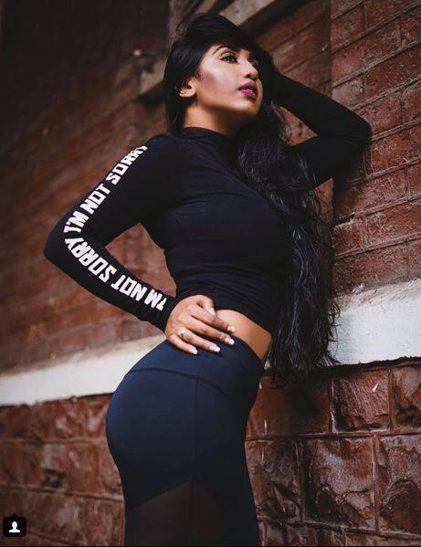 સ્કારલેટ સોશયલ મીડિયા પર ખૂબ જ લોકપ્રિય છે. પોતાની બોલ્ડ તસવીરો તે હંમેશા પોતાના ફેન્સ વચ્ચે શેર કરતી રહે છે.