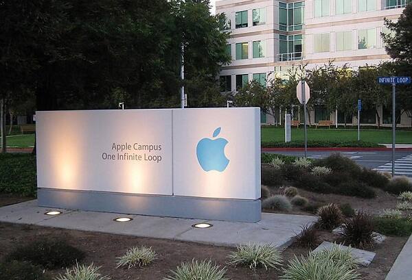 3 કો-ફાઉન્ડરોમાંથી એક સ્ટીવ જોબ્સને 80ની દાયકામાં કંપનીમાંથી હકાલી દેવાયું હતું પણ લગભગ 10 વર્ષ પછી તેઓ પરત ફર્યા હતા અને પોતાના પ્રોડક્ટથી માર્કેટમાં છવાઈ ગયા હતા.