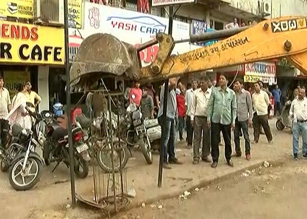 અમદાવાદ: અમદાવાદ સહિત ગુજરાતમાં ટ્રાફિક અને દબાણ પર સરકારે ઝુંબેશ હાથ ધરી છે. અમદાવાદમાં ગેરકાયદે કરાયેલાં દબાણોને કારણે ટ્રાફિકની સમસ્યા વકરી છે. ટ્રાફિક પોલીસે શહેરનો ટ્રાફિક ઓછો કરવા દબાણો હટાવવાની ઝૂંબેશ હાથ ધરી છે. તેના ભાગરૂપે આજે અમદાવાદ ટ્રાફિક પોલીસ 10 કિમીના વિસ્તારમાં મેગા ડ્રાઈવ કરીને રસ્તા પરના દબાણો દૂર કરશે. 