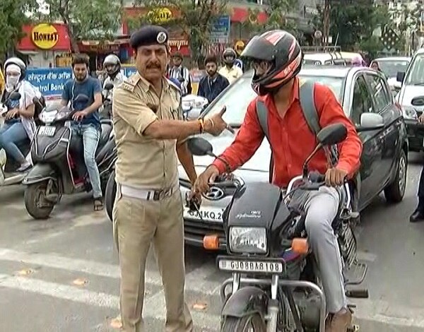 તે દરમિયાન રસ્તા પર અડચણરૂપ વાહનો તેમજ ગેરકાયદેસર પાર્કિંગમાં પાર્ક કરાયેલા વાહોનોને દંડ ફટકારવામાં આવી શકે છે.