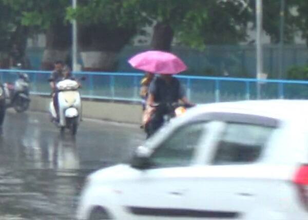 પહેલા જ વરસાદે સૌરાષ્ટ્ર અને દક્ષિણ ગુજરાતને ઘમરોળ્યું હતું. ત્યાર બાદ વરસાદે વિરામ લીધો હતો. જેને લઇને ખેડૂતોમાં ચિંતાનુ મોજુ ફરી વળ્યું હતું. 