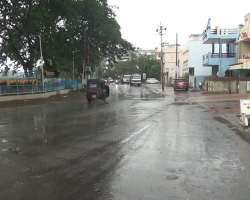 પરંતુ હવે વરસાદના વાદળો ધીરે ધીરે ફરી બંધાઈ રહ્યા છે. ત્યારે ફરી એક વખત વરસાદી માહોલ જામ્યો છે. સુરત, નર્મદા, ભરૂચ અને આણંદમાં ઝરમર વરસાદ વરસ્યો હતો. જેના કારણે ખેડૂતોમાં થોડી આશા જાગી હતી કે વરસાદ આવશે. જ્યારે ભાવનગરમાં પણ વહેલી સવારે ધીમીધારે વરસાદ પડયો હતો.