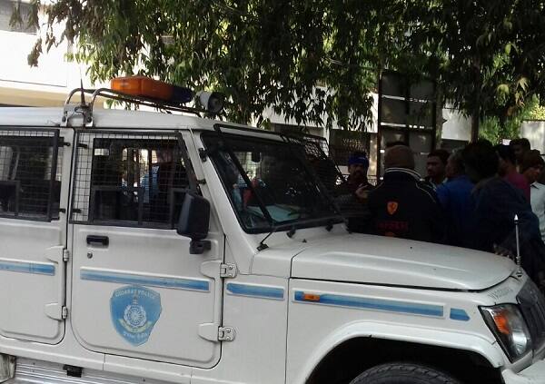 આ બનાવની જાણ થતાં જ સ્થાનિક લોકો પણ બહોળી સંખ્યામાં ઘટનાસ્થળે દોડી ગયા હતા. પોલીસ પૂછપરછ દરમિયાન ભોગ બનનારા પૈકી આરતીબેન બાબાભા માણેક અને સુલેમાન બીલાલ હોવાનું જાણવા મળ્યું હતું. આ ઉપરાંત મહિલા રહેણાંક મકાનમાં એકલી જ રહેતી હોવાનું પણ જાણવા મળ્યું હતું. ઓખામાં રહેણાંક મકાનમાં જ બે વ્યક્તિની નિર્મમ હત્યાના બનાવથી ચકચાર મચી ગઈ હતી.