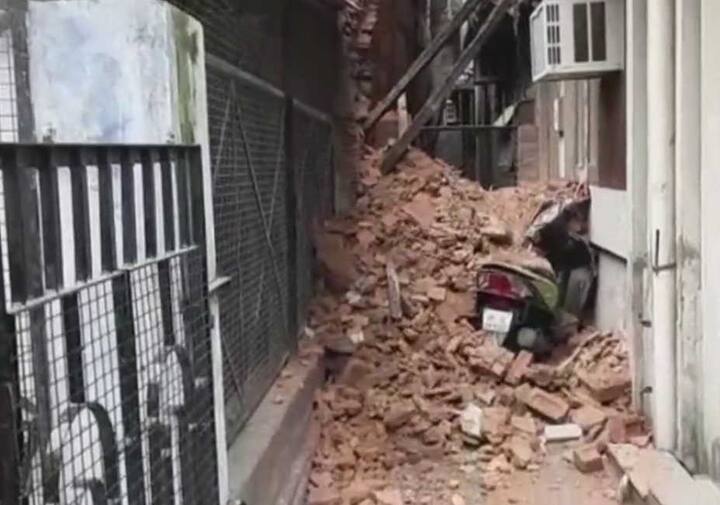 લખનઉમાં ત્રીજી બિલ્ડીંગ પડવાની ઘટના હુસેનગંજમાં બની છે. હુસેનગંજમાં પડેલી બિલ્ડીંગમાં પાંચ લોકો ઘાયલ થયા છે. 