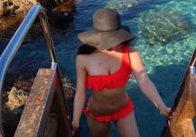 રેડ બિકિનીમાં કેપથી ચહેરો છુપાવતી જોવા મળી આ હોટ એક્ટ્રેસ, હાર્દિક પંડ્યા સાથે હતી અફેરની ચર્ચા