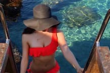 રેડ બિકિનીમાં કેપથી ચહેરો છુપાવતી જોવા મળી આ હોટ એક્ટ્રેસ, હાર્દિક પંડ્યા સાથે હતી અફેરની ચર્ચા