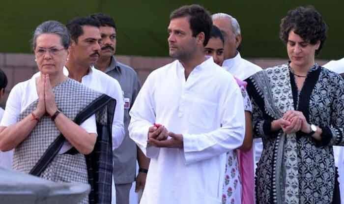 નવી દિલ્હી: કોંગ્રેસ અધ્યક્ષ રાહુલ ગાંધી અમેઠીથી જ ફરી એક વખત ચુંટણી લડશે. જ્યારે રાયબરેલીથી સોનિયા ગાંધી કે પ્રિયંકા ગાંધી ચૂંટણી લડશે તેને લઈને સસ્પેન્સ છે. સુત્રોના મતે રાહુલ ગાંધીએ કહ્યું છે કે મધ્ય પ્રદેશ, રાજસ્થાન અને છત્તીસગઢમાં કોઈ વ્યક્તિને મુખ્યમંત્રીનો ચહેરો બનાવવામાં આવશે નહીં. ચુંટણી સામુહિક નેતૃત્વમાં લડાશે. 