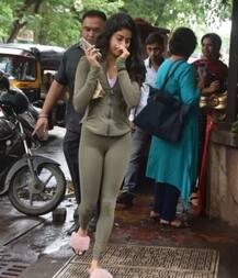 મુંબઈના રસ્તાઓ પર બિંદાસ થઈ ફરતી જોવા મળી જ્હાનવી કપૂર, જુઓ તસવીરો