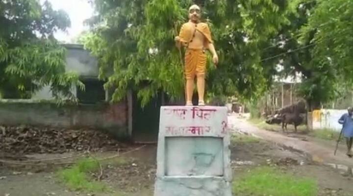 શાહજહાપુર: ઉત્તર પ્રદેશના શાહજહાપુર જિલ્લામાં મહાત્મા ગાંધીની પ્રતિમાને પણ ભગવા રંગે રંગવામાં આવી છે. સ્થાનિક લોકોએ પ્રતિમાને ભગવા રંગે રંગવાનો આરોપ સ્થાનિક ભાજપના નેતાઓ અને કાર્યકર્તાઓ પર લગાવ્યો છે. ગ્રામસભાની જમીન પર છેલ્લા 20 વર્ષથી મહાત્મા ગાંધીની પ્રતિમા પ્રસ્થાપિત કરવામાં આવી છે. આ બાબતે લોકોમાં ભારે રોષ જોવા મળી રહ્યો છે. 