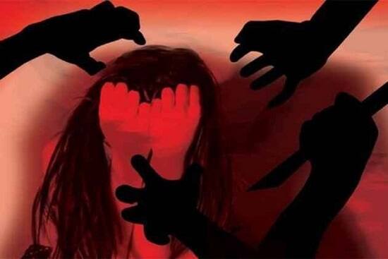 બપોરે રાધનપુર ચોકડી ઉતરવાના બદલે તે ભુલથી નાગલપુર ચોકડી ઉતરી ગઈ હતી. ભુલ સમજાતા તે રીક્ષા કરીને રાધનપુર ચોકડી જવા નીકળી હતી ત્યારે રીક્ષા ચાલક અને તેના અન્ય 2 સાગરીતોએ ભેગા મળી તેને રૂમાલ સુંગાડ્યો જેના કારણે તે બેભાન થઈ ગઈ હતી અને તેની છેડતી કરી હતી. 