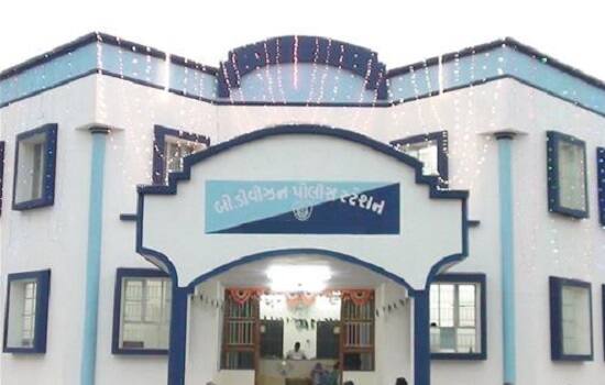 આશરે રાત્રે યુવતી શહેર બી ડીવીજન પોલીસ ફરિયાદ નોંધાવવા પહોંચી હતી પરંતુ તેના ગાલ પરથી વહેતું લોહી અને બોલવામાં અસમર્થ જણાતા તેને પ્રથમ સારવાર માટે મોકલી અપાઈ હતી અને શુક્રવારે સાંજે પુન: પોલીસ સ્ટેશન પહોંચેલી યુવતીએ 3 દુષ્કર્મીઓ સામે ફરિયાદ આપવા તજવીજ કરી હતી.