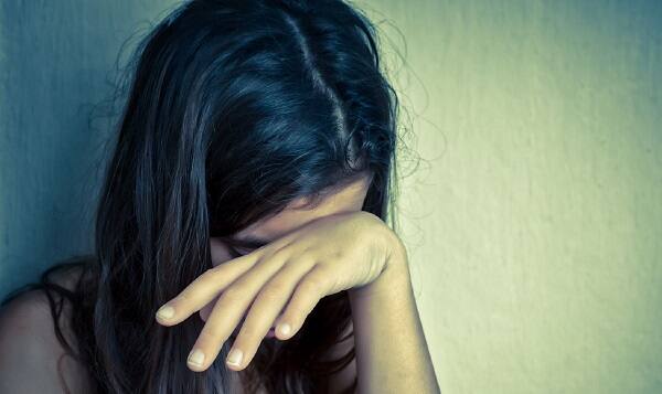 દુકાનનું શટર બંધ કરી તેના મોઢામાં ડૂંચો ભરાવી દુષ્કર્મ આચર્યું હતું અને ત્યાર બાદ સમ્યાંતરે અન્ય બે શખ્શોએ પણ તેના પર દુષ્કર્મ આચર્યુ હતું. જે પૈકીના એકે દારૂના નશામાં યુવતીના ગાલ પર બચકા ભરીને લોહીલુહાણ કરી દીધી હતી. જોકે, મોડીરાત્રે 12 વાગ્યે દુષ્કર્મીઓનો પીછો છોડાવી નગ્ન અવસ્થામાં ભાગેલી યુવતીની કેટલેક દુર આવેલા ગેરેજ માલિક મદદે આવી પત્નીની સાડી વીંટાળી તેના ભાઈનો સંપર્ક કર્યો હતો.