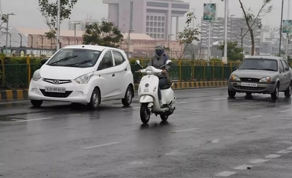 અમદાવાદ, મધ્ય ગુજરાત, ઉત્તર ગુજરાત અને કચ્છના વિસ્તારોમાં વરસાદ ઓછો પડ્યો છે જેને લઈ ચિંતાનું મોજું ફરી વળ્યું છે. શુક્રવારે અમદાવાદમાં હળવાં વરસાદી ઝાપટાં પડ્યાં હતાં. જેના કારણે ઠંક પ્રસરી હતી.