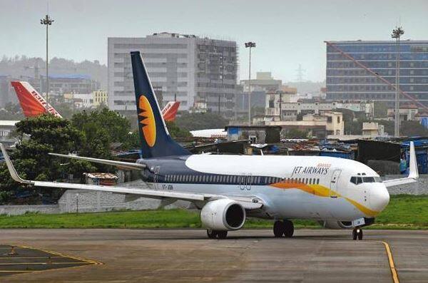 નવી દિલ્હીઃ જેટ એરવેઝ આર્થિક સંકટમાં હોવાના અહેવાલ છે. કંપનીએ તેના કર્મચારીઓને 60 દિવસથી વધારે સમય ચલાવવાના પૈસા ન હોવાનું કહ્યું છે. જેના કારણે કંપની મોટા પાયે કોસ્ટ કટિંગની તૈયારીમાં છે. જેના કારણે લોકો આ કંપનીની હાલત પણ કિંગફિશર જેવી તો નહીં થાય તેમ કહી રહ્યા છે.