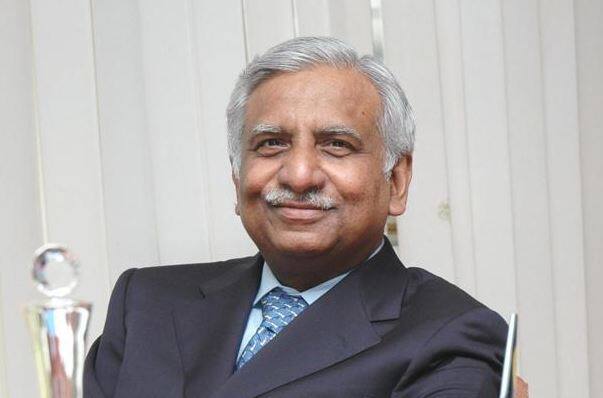 ઈકોનોમિક ટાઈમ્સના રિપોર્ટ મુજબ આ અંગે જેટ એરવેઝના ચેરમેન નરેશ ગોયલ અને મેનેજમેન્ટની ટીમે કર્મચારીઓ સાથે બેઠક કરીને આર્થિક હાલત અંગે જાણકારી આપી હતી. કંપનીએ ખર્ચ ઘટાડાવા પાયલટ તથા અન્ય સ્ટાફની સેલરી ઘટાડવાની વાત કરી છે. કંપની બંધ ન થાય અને નોકરીથી હાથ ન ધોવા પડે તે માટે કર્મચારીઓને સ્વેચ્છાએ સેલરી ઘટાડવા કહ્યું છે.