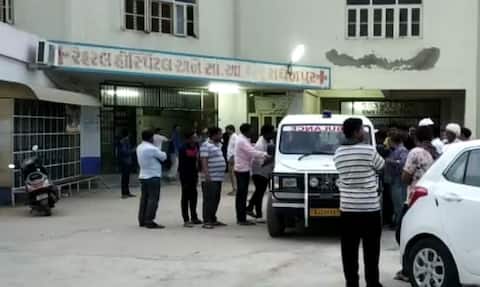 પાટણ: પોલીસ જીપ, ટ્રેલર અને ટ્રક વચ્ચે ત્રિપલ અકસ્માત, 4ના મોત, 30થી વધુ ઘાયલ પાટણ: પોલીસ જીપ, ટ્રેલર અને ટ્રક વચ્ચે ત્રિપલ અકસ્માત, 4ના મોત, 30થી વધુ ઘાયલ