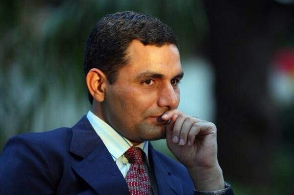 અમદાવાદમાં ટ્રાફિક, પાર્કિંગ અને ગેરકાયદે બાંધકામ મુદ્દે શરૂ થયેલી ઝુંબેશના પહેલા જ દિવસે પોલીસ કમિશનર એ.કે. સિંઘ અને મ્યુનિસિપાલ કમિશનર વિજય નહેરાએ કહી દીઘું હતું કે, હવે આ કાર્યવાહી કોઇપણ હિસાબે રોકવામાં નહીં આવે. તેમ છતાં આ બન્ને કમિશનરોની વાતને લોકોએ બહુ જ સામાન્ય લીધી હતી, પરંતુ દિવસો જતાં હવે આ બન્ને કમિશનરો કોઈને પણ તાબે ન થતાં બન્નેને હટાવવા મથામણ શરૂ કરી દેવામાં આવી છે. 