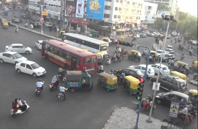 સમ્માન કરવા ગયેલા ડાયમંડ સોસિએશન વિવેકાનંદના પ્રમુખને કમિશનરે કહ્યું કે, મેં મારી ફરજ પૂરી કરી છે. તમે તમારા કર્મચારીઓને ટ્રાફિકના નિયમનોનું પાલન કરતા શીખવશો અને ટ્રાફિગ નિયમ અંગે જાગૃત કરશો ત્યારે હું તમારું સન્માન કરવા આવીશ.’