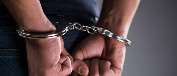 હાલ તેને હૉસ્પીટલમાં ભરતી કરાવવામાં આવી છે. પોલીસે આરોપી છોકરાની ધરપકડ કરી લીધી છે.