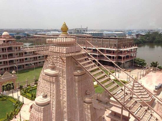 મંદિરની ઊંચાઈ 80 મીટર, લંબાઈ 60 મીટર અને પહોળાઈ 40 મીટર હશે. શિખર પર 70 મીટર ઊંચાઈએ વ્યૂ ગેલેરીમાંથી શહેર જોઈ શકાશે. મંદિરમાં ડાબી બાજુએ શિવજી અને જમણી બાજુએ ગણેશજીનું મંદિર બનાવવામાં આવશે. માતાજીનું સ્થાન જમીનથી 35 ફૂટ ઊંચાઈ પર હશે. મંદિરમાં જવા માટે સીડી, એસ્કેલેટર અને લિફ્ટની સુવિધા રાખવામાં આવશે.