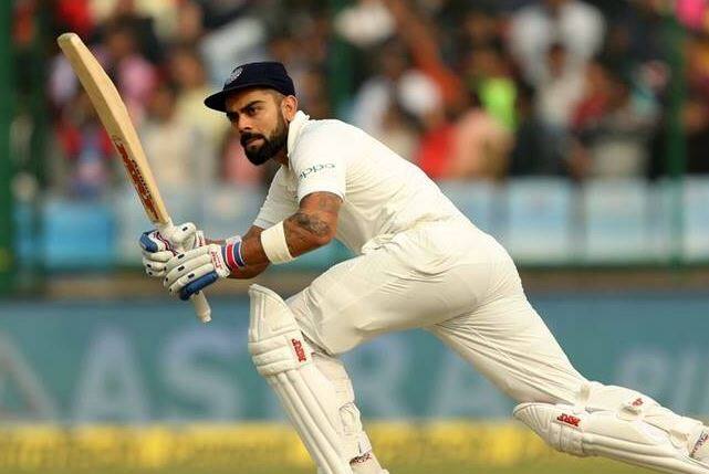 નવી દિલ્હીઃ ઈંગ્લેન્ડ સામે પ્રથમ ટેસ્ટમાં ભારતીય ટીમના કેપ્ટન વિરાટ કોહલીની બંને ઈનિંગમાં સંઘર્ષપૂર્ણ બેટિંગ પાણીમાં ગઈ. સામા છેડેથી સમર્થન ન મળવાના કારમે ટીમમાં ઘણા પ્રયત્નો બાદ પણ તે ભારતને જીત ન અપાવી શક્યો. કોહલીએ મેચમાં કુલ 200 રન બનાવ્યા. પ્રથમ ઈનિંગમાં 149 અને બીજી ઈનિંગમાં 51 રન બાવી ટીમને જીતની નજીક લાવ્યો હતો.