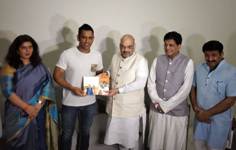Amit shah meets ms dhoni under sampark for samarthan campaign અમિત શાહે ‘સંપર્ક ફોર સમર્થન’ અભિયાન અંતર્ગત ધોની સાથે કરી મુલાકાત