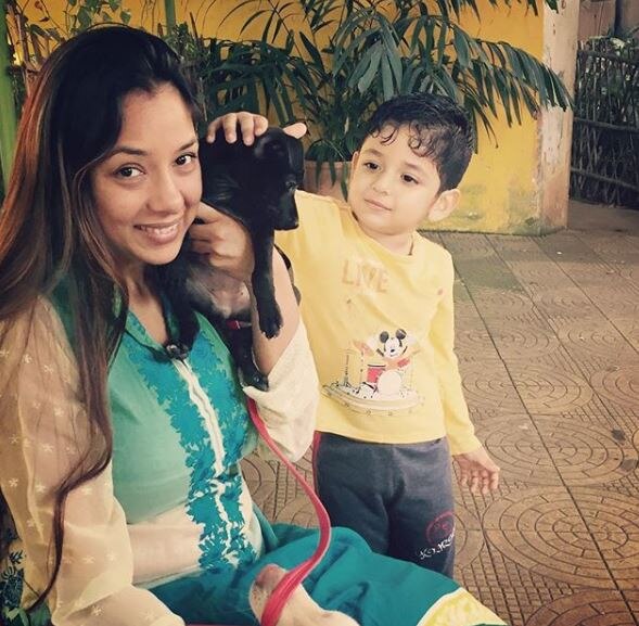  ત્યારબાદ રૂપાલી અને કેર ટેકરે વર્સોવા પોલીસ સ્ટેશન જઈને હુમલાખોરો સામે ફરિયાદ નોંધાવી. ફરિયાદ કર્યાના 3 કલાકમાં જ પોલીસે બાઈકચાલક મુકેશ મોકલ (30 વર્ષ) અને બાઈક સવાર આકાશ ધાત્કર (22 વર્ષ)ની ધરપકડ કરી. પોલીસે બંને આરોપીઓને તેમની ઓફિસમાંથી ઝડપી પાડ્યા.