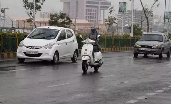 ગરમીનો પારો વધી જતાં ચોમાસામાં પણ ગરમી જેવો માહોલ સર્જાયો છે. નબળી પડેલી વરસાદી સિસ્ટમ 6 ઓગસ્ટેથી ગુજરાતમાં ફરી સક્રિય થવાની હવામાન વિભાગે આગાહી કરી છે અને સમગ્ર રાજ્યમાં ભારેથી અતિભારે વરસાદ પડવાની શક્યતા દર્શાવી છે.