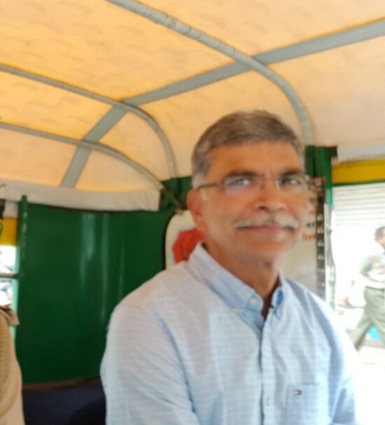 કોટ વિસ્તારમાં કાર લઈને નીકળતાં ટ્રાફિક થતો હોવાથી ખુદ પોલીસ કમિશનરે સિદી સૈયદની જાળી સુધી કારમાં જઈ કરંજ પોલીસ સ્ટેશન સંકુલમાં કાર પાર્ક કરી રિક્ષામાં પરીવાર સાથે ભદ્ર સહિત હેરિટેજ સ્થાપત્યોની મુલાકાત લીધી હતી. 