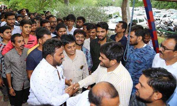 ત્યાર બાદ હાર્દિકે જણાવ્યું હતું કે, મંજૂરી મળે કે ના મળે વિજય સંકલ્પ આમરણાંત ઉપવાસ થશે. આ બેઠકમાં વિજય સંકલ્પ આમરણાંત ઉપવાસને લગતી મહત્વપૂર્ણ ચર્ચાઓ કરવામાં આવી હતી.