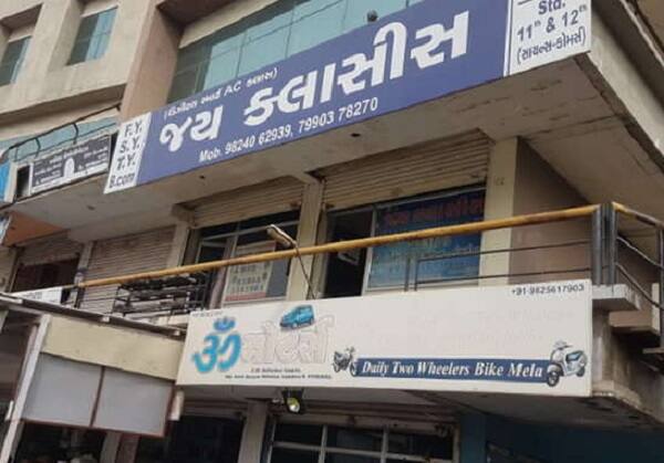 બે દિવસ પહેલા તેની ધરપકડ થતાં જ હું નિર્દોષ છું અને મારો કોઈ વાંક નથી તેવું રટણ કરતાં વિનુ કાતરીયાએ પોલીસને નફ્ફટાઈપુર્વક જણાવ્યું હતું કે, વિદ્યાર્થિની પર બળાત્કાર કરવા માટે મેં બળજબરી નથી કરી પરંતું વિદ્યાર્થિનીની સહમતિથી મેં શારીરિક સંબંધ બાંધ્યા હતાં. પોલીસ પણ બળાત્કારી શિક્ષકની નફ્ફટાઈ જોઈ અચંબામાં પડી ગઈ હતી. 