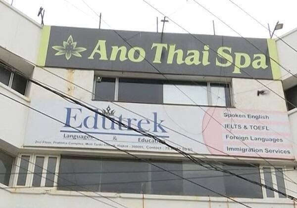 રાજકોટના જુદા જુદા વિસ્તારોમાં ધમધમી રહેલા સ્પા પર પોલીસ દ્વારા મેગા ચેકિંગ હાથ ધરવામાં આવ્યું હતું. ક્રાઈમ બ્રાંચ સહિત પોલીસની અલગ અલગ ટીમો બનાવી રાજકોટમાં ચાલતા 40 સ્પામાં ચેકિંગ હાથ ધર્યું હતું. રવિવારે બપોરે અઢી વાગ્યે પોલીસ ટુકડીઓ સ્પામાં ખાબકતાં જ સ્પા સંચાલકો અને વિદેશી યુવતીઓમાં દોડધામ મચી ગઇ હતી. મસાજ કરવા આવેલા યુવાનોની હાલત પણ કફોડી બની ગઇ હતી.