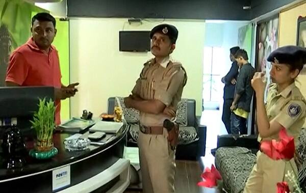 રાજકોટ પોલીસ કમિશનર મનોજ અગ્રવાલના આદેશ બાદ ઠેર-ઠેર સ્પામાં દરોડા પાડવાની કાર્યવાહી હાથ ધરવામાં આવી છે. ક્રાઈમ બ્રાંચ સહિત પોલીસની 8થી 10 ટીમ દ્વારા આ કામગીરી હાથ ધરવામાં આવી છે.