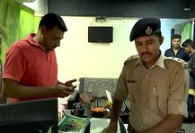 રાજકોટમાં પોલીસ સ્પામાં ત્રાટકતાં ‘મસાજ’ કરાવતા યુવાનો-યુવતીઓ અર્ઘનગ્નાવસ્થામાં જ ભાગ્યાં, જાણો વિગત