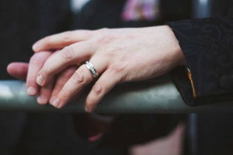 યુવતીએ પતિને સુહાગ રાતે સેક્સ ના માણવા દીધું, હનીમૂન પર પણ સેક્સની ના પાડતી રહી ને પછી બહાર આવ્યું એવું રહસ્ય કે........... યુવતીએ પતિને સુહાગ રાતે સેક્સ ના માણવા દીધું, હનીમૂન પર પણ સેક્સની ના પાડતી રહી ને પછી બહાર આવ્યું એવું રહસ્ય કે...........