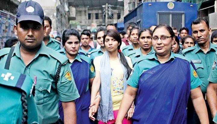 પોલીસે જણાવ્યું હતું કે, ગઇકાલે રાત્રે એક્ટ્રેસ કાઝી નાશાબાને ઉત્તરામાંથી ધરપકડ કરાઇ હતી. એક રિપોર્ટ અનુસાર,પ્રદર્શન કરી રહેલા વિદ્યાર્થીઓ પર બાંગ્લાદેશ છાત્ર લીગના કથિત કાર્યકર્તાઓ અને પોલીસે હુમલો કરતા 20થી 25 વિદ્યાર્થીઓ ઇજાગ્રસ્ત થયા હતા. બાંગ્લા ડેઇલી પ્રોથોમ અલોના રિપોર્ટ અનુસાર, બાંગ્લાદેશની એક્ટ્રેસ કાઝી નાશાબા સાંજે ચાર વાગ્યે ફેસબુક લાઇવ થઇ હતી અને જણાવ્યું હતું કે, જિગાટોલામાં વિદ્યાર્થીઓ પર કરવામાં આવેલા હુમલામાં બે વિદ્યાર્થીઓના મોત થયા છે અને આ હુમલામાં અનેક વિદ્યાર્થીઓની આંખ બહાર આવી ગઇ છે.