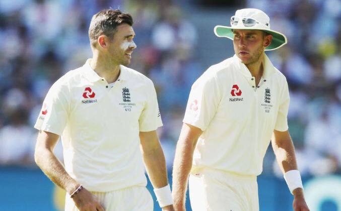 લોર્ડ્સઃ પ્રથમ ટેસ્ટમાં ભારતને 31 રને હાર આપ્યા બાદ ઈંગ્લેન્ડની ટીમના ખેલાડીઓનો ઉત્સાહ ચરમસીમાએ છે. ઈંગ્લેન્ડના ખેલાડીઓ હળવાશની પળો માણી રહ્યા હતા તે દરમિયાન ટીમનો સૌથી અનુભવી ફાસ્ટ બોલર જેમ્સ એન્ડરસન ગોલ્ફ રમતાં ઈજાગ્રસ્ત થયો હતો. આ સમયે તેની સાથે સ્ટુઅર્ટ બ્રોડ પણ હતો. 