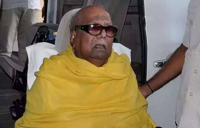 કરૂણાનિધિની તબિયત અત્યંત નાજુક, આગામી 24 કલાક મહત્વના, હોસ્પિટલ બહાર સમર્થકો ઉમટ્યા medical bulletin on DMK Chief M Karunanidhi by hospital કરૂણાનિધિની તબિયત અત્યંત નાજુક, આગામી 24 કલાક મહત્વના, હોસ્પિટલ બહાર સમર્થકો ઉમટ્યા